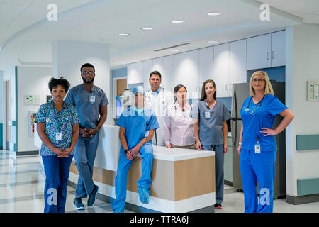 Portrait von zuversichtlich, dass Ärzte und Pflegepersonal im Krankenhaus Empfang Stockfoto