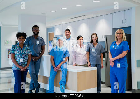 Portrait von lächelnden Ärzte und Krankenschwestern im Krankenhaus Empfang Stockfoto