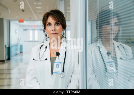 Portrait von zuversichtlich Ärztin im Krankenhaus Lobby Stockfoto