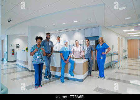 Porträt von zuversichtlich Ärzte im Krankenhaus Stockfoto