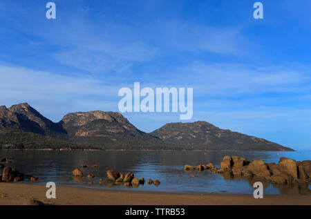 Freycinet Halbinsel Tasmanien mit Gefahr Berge und Cole Bay und die Küste im Vordergrund. Stockfoto