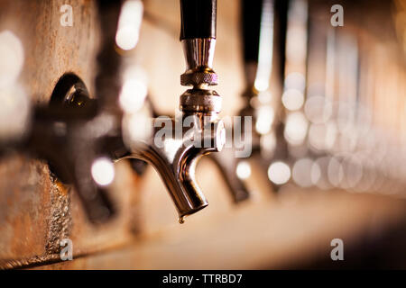 In der Nähe von metallischen Bier zapfen an der Bar Stockfoto