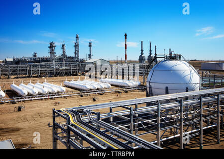 Storage tank bei Power Station gegen den blauen Himmel Stockfoto