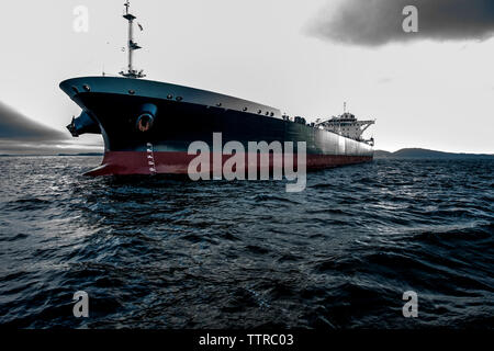 Schiff im Meer gegen Sky Stockfoto