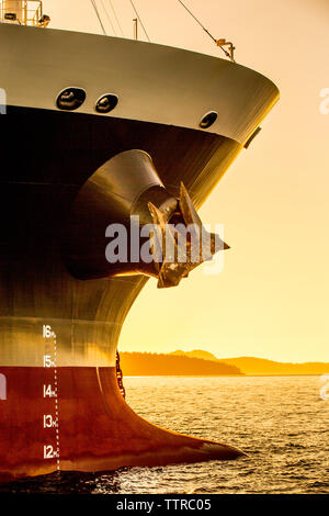 Schiff im Meer gegen Himmel bei Sonnenuntergang Stockfoto