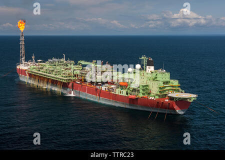 Hohe Betrachtungswinkel von Drill Schiff mitten im Meer Stockfoto