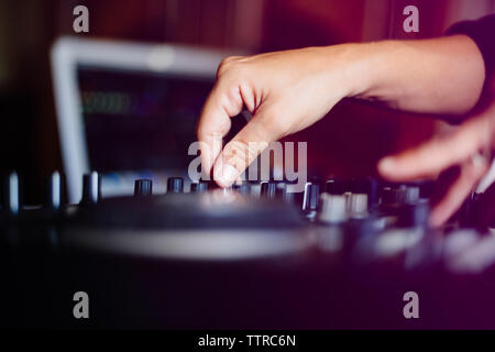 7/8 Hände der Weibliche DJ Mixing Musik im Tonstudio Stockfoto