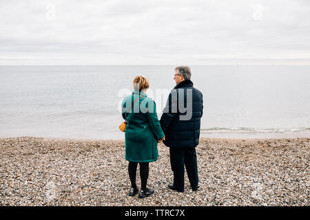Rückansicht eines älteren Paares, das Meer Stockfoto