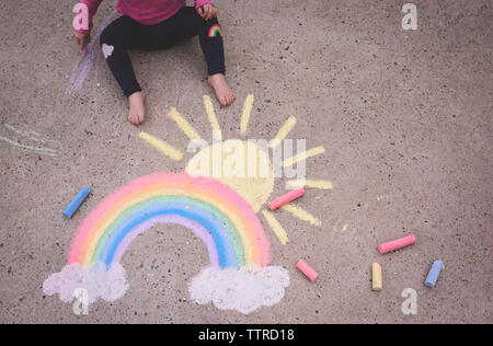 Low-Feld der Mädchen zeichnen bunte Kreide auf der Straße Stockfoto