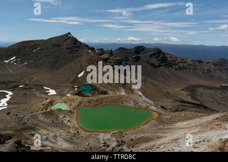 Hohe Betrachtungswinkel von Emerald Lake von Bergen im Tongariro National Park Stockfoto