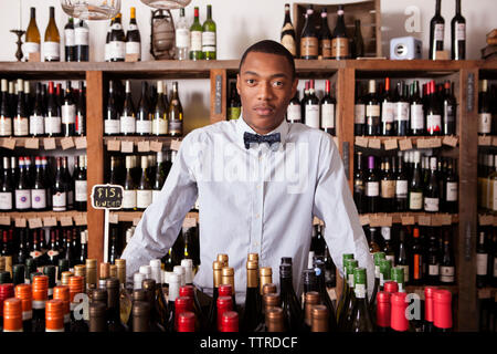 Porträt eines selbstbewussten männlichen Kleinunternehmers, der in einem Weingeschäft steht Stockfoto