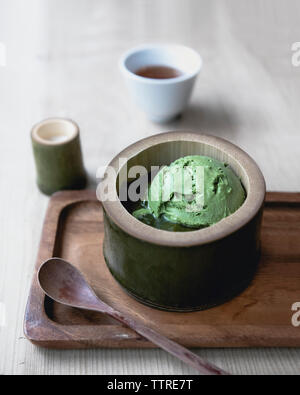 In der Nähe von Matcha Tee Eis in Bambus mit Löffel auf serviertablett Stockfoto