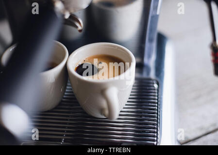 Hohe Betrachtungswinkel von Kaffee Tassen auf Espressomaschine Stockfoto