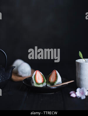 Nahaufnahme der Erdbeere Daifuku serviert in der Platte auf dem Tisch Stockfoto