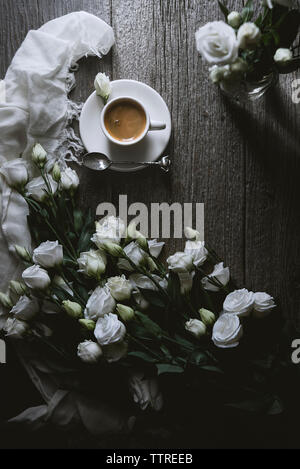 Ansicht von oben Kaffee mit weißen Rosen auf hölzernen Tisch Stockfoto