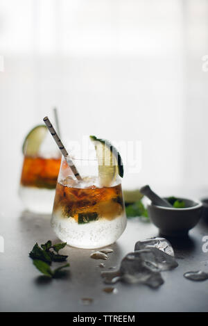 In der Nähe von Golden Mojito auf Marmor Stockfoto