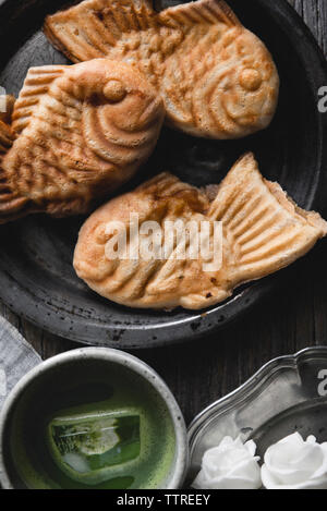 Ansicht von oben Der taiyaki mit Matcha Tee auf hölzernen Tisch Stockfoto