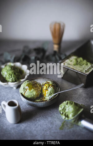 Hohe Betrachtungswinkel von Matcha Grüntee Eis in der Schüssel Stockfoto