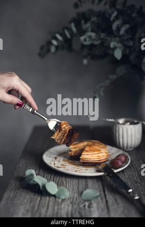 7/8 Bild der Frau Pfannkuchen mit am Tisch Stockfoto