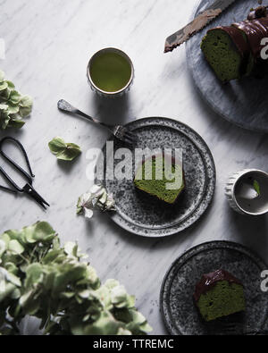 Ansicht von oben von Matcha Pound Cake mit Schokolade auf Tisch Stockfoto