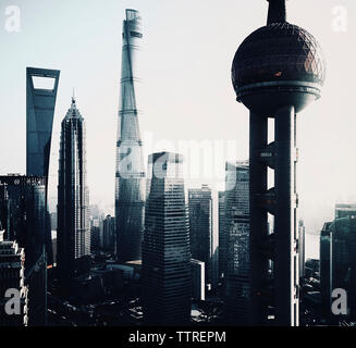 Moderne Wolkenkratzer gegen den Himmel bei Sonnenuntergang Stockfoto