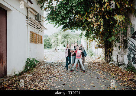 Portrait von Happy Family zeigen beim Stehen auf der Straße Stockfoto