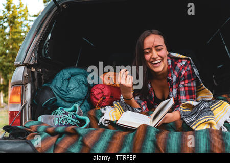 Brooke Schwimmen Camping in Dixie National Forest Stockfoto