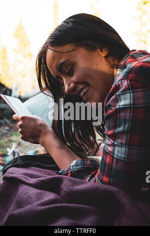 Brooke Schwimmen Camping in Dixie National Forest Stockfoto