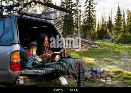 Brooke Schwimmen Camping in Dixie National Forest Stockfoto