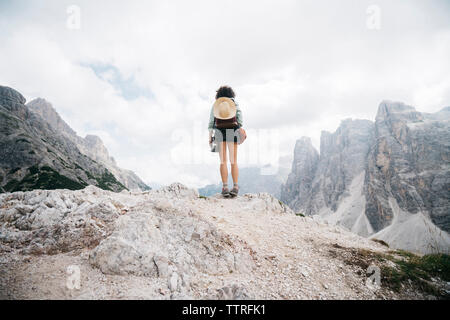 Ansicht der Rückseite des weiblichen Wanderer stehen auf Rock gegen bewölkter Himmel Stockfoto