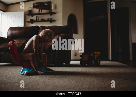Junge sitzt auf Töpfchen zu Hause Stockfoto