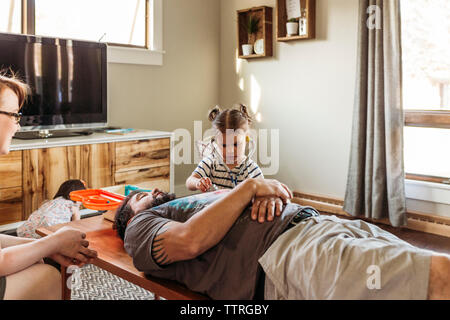 Tochter mit Vater zu Hause Stockfoto