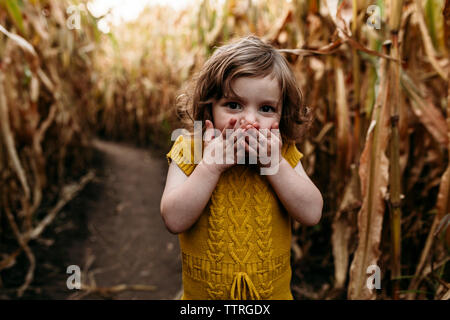 Portrait von Mädchen mit Händen, Mund steht in Betrieb Stockfoto