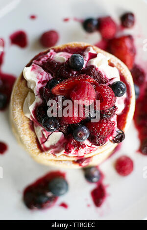 Ansicht von oben der Pfannkuchen in der Platte serviert. Stockfoto