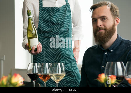 Mittelteil der Barkeeper stand, die der Kunde in Tasting Room Stockfoto