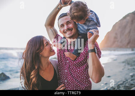 Glückliche Familie am Strand genießen Stockfoto