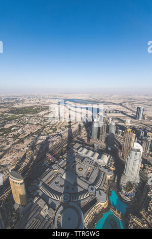 Stadtbild gegen den klaren, blauen Himmel von Burj Khalifa gesehen Stockfoto