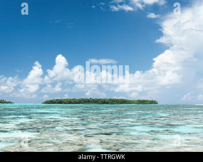Malerischer Blick auf Insel im Meer gegen bewölkter Himmel Stockfoto