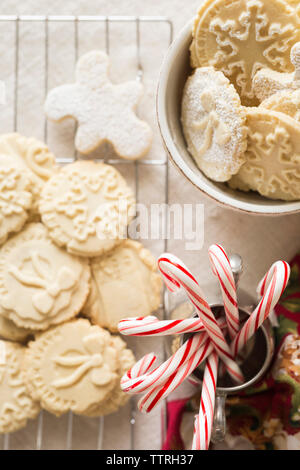 Blick von oben auf Desserts mit weihnachtsdekoration auf Kühlregal Stockfoto