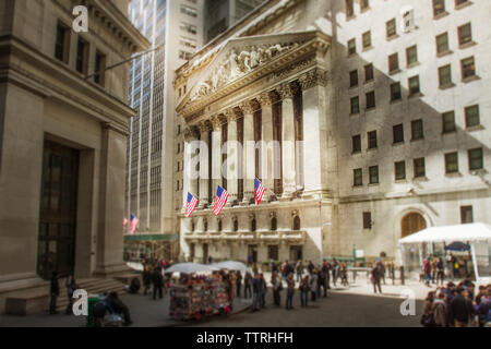 Viel befahrenen Straße außerhalb der New York Stock Exchange in der Stadt Stockfoto