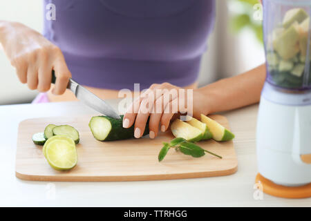 Mädchen Schneiden von Gemüse und Obst auf Küche Stockfoto