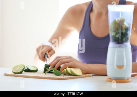 Mädchen Schneiden von Gemüse und Obst auf Küche Stockfoto