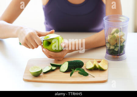 Mädchen Schneiden von Gemüse und Obst auf Küche Stockfoto