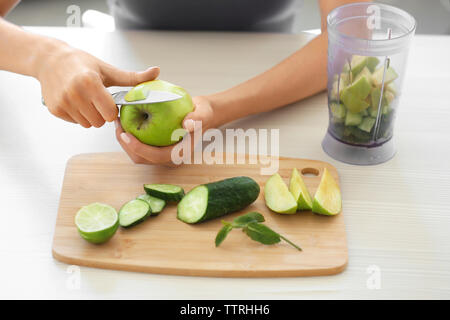 Mädchen Schneiden von Gemüse und Obst auf Küche Stockfoto