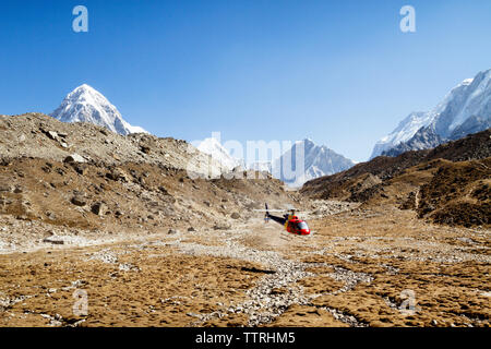 Hubschrauberlandeplatz auf dem Mt. Gegen den klaren blauen Himmel Everest Stockfoto