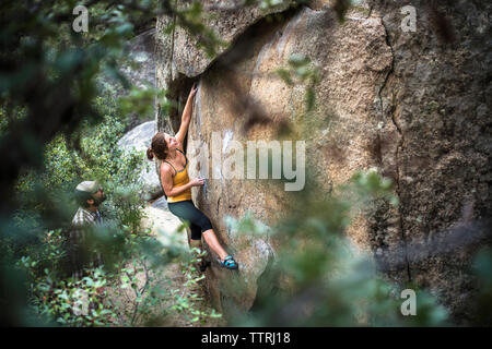 Erhöhte Ansicht von Frau Klettern Stockfoto