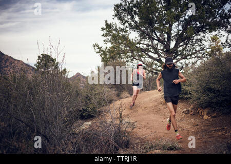 Sportliches Paar, dass auf dem Berg Stockfoto