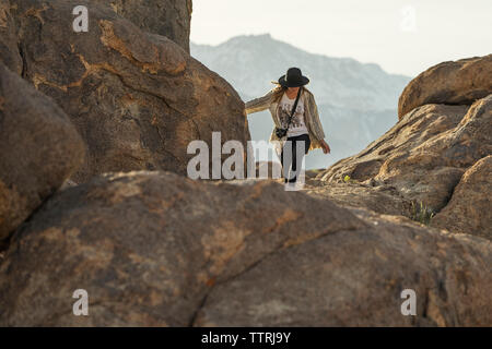 Junge Frau wandern auf den Berg gegen Sky Stockfoto