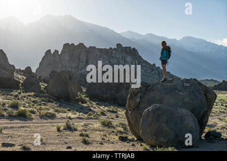 Volle Länge des weiblichen Wanderer in Alabama Hills beim Stehen auf Rock Stockfoto