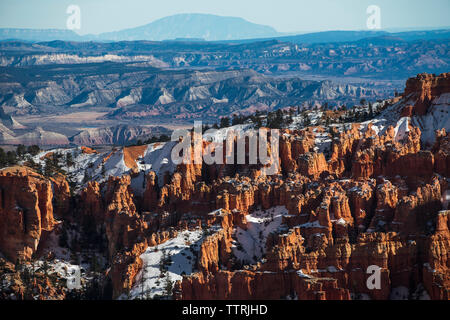 Hohe Betrachtungswinkel und der dramatischen Landschaft gegen Himmel im Bryce Canyon National Park Stockfoto